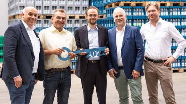 Förstina-Sprudel gehört jetzt zur Alma-Gruppe - V.l.: Helmut Tautelhahn, Andreas Richardt, Geschäftsführer Förstina, Christian Schindel, Deutschlandchef der Alma Gruppe, Prokurist Markus Wehner und Prokurist Pierre Sauer - Quelle: Förstina-Sprudel Mineral- und Heilquelle Ehrhardt & Sohn GmbH & Co.